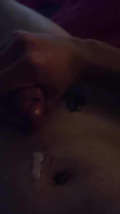 I was watching TV but he wanted a blowjob...so he ends up putting his cum on my lips 🤤🤤