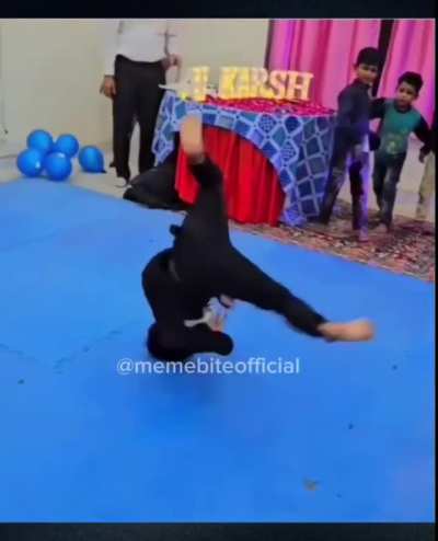 Little saars dancing at their friend's birthday party