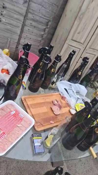 WAGTHROman se pregateste de petrecere