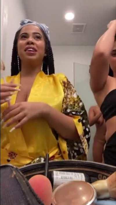 She wrong fa dat 😂😂
