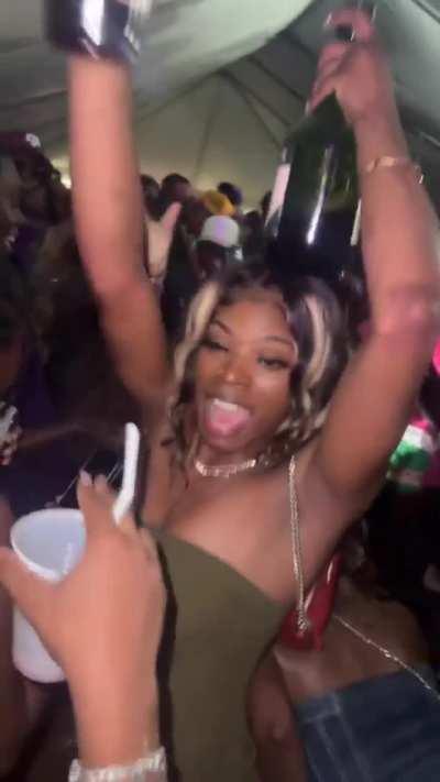 It’s Homecoming month🤪 Prepare to be sick of me 💃🏾 when u workout and eat right u can act a fool every once in a while 😂 #fitlife #lifestyle