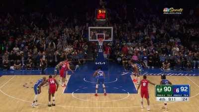 [Highlight] Philly crowd rejoices the chicken nuggets as Giannis misses a pair at FT line yet again going 4-15 for the night