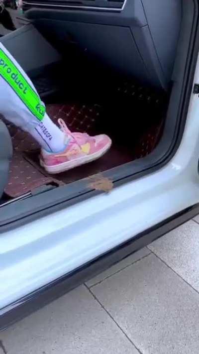 Don't make my car dirty 1!1!1!1 😡😡😡😡