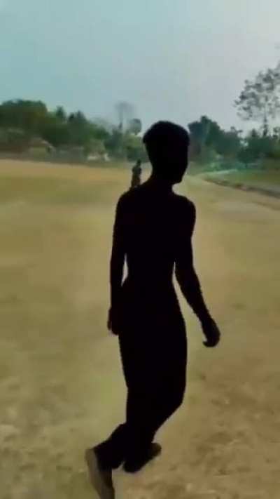 O cara ficou tão preto que nem a luz bate nele