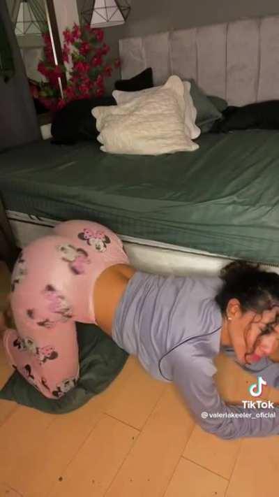 Demon pose (valeriakeeler_oficial)