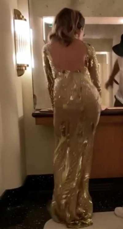 Kate Beckinsale shaking her booty