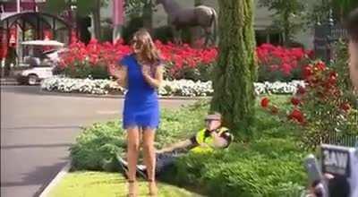 Lady pushed cop then get arrested