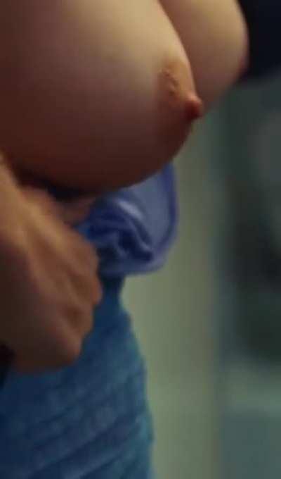 I’m pretty sure we all recognized who this was based off those nipples (Sydney Sweeney)