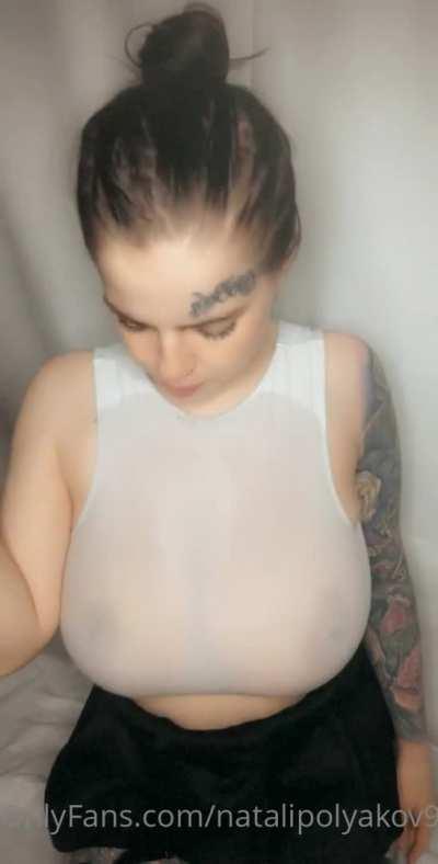 She's so damn hot with massive tits 🤤 free aIbum belIow