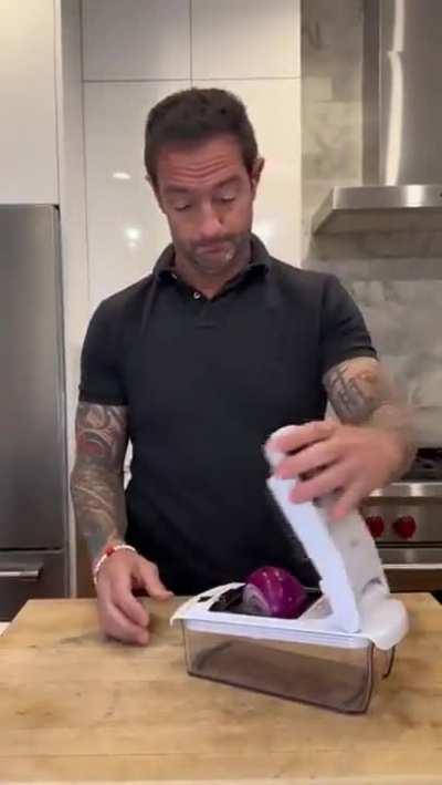 Chopping onions should be easy 😂😁