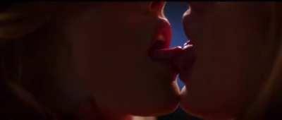 Bella Thorne & Samara Weaving kissing in ‘The Babysitter’
