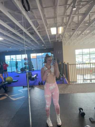 I love giving the people at the gym something to look at (;