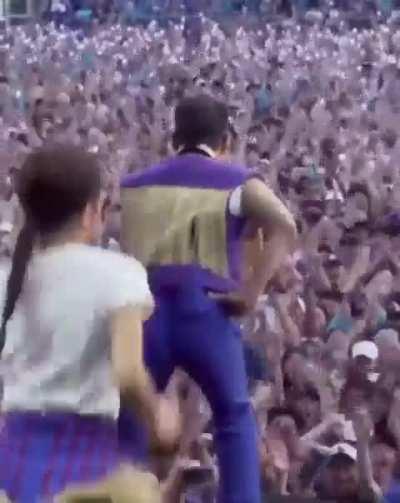 Psy introduces himself 