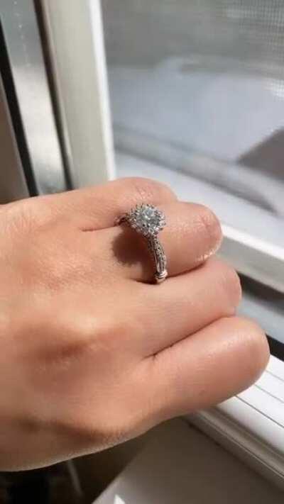 So obsessed with my verragio parisian engagement ring 💕