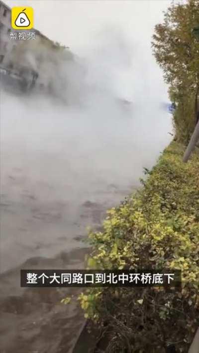 A heat supply pipe failed, flooding the streets of Taiyuan, China with hot water 11/16/2020