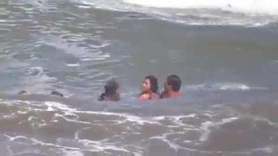 Villa Gesell: Padre e hija quedaron atrapados en el mar y fueron rescatados por guardavidas