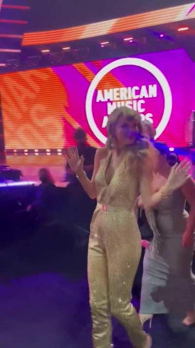 Queen arriving at the AMAs 😍