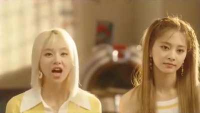 210512 - Chaeyoung being cute and pulls Tzuyu close for a side hug