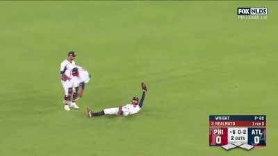 [Highlight] [Highlight] Dansby Swanson runs down the ball in no man’s land and makes the great play to end the 6th!