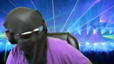 En memoria de daft punk un clip del viejas bailando Around the World los vamos a extrañar :(