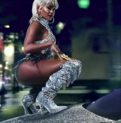 Yoni Dripped in Platinum (