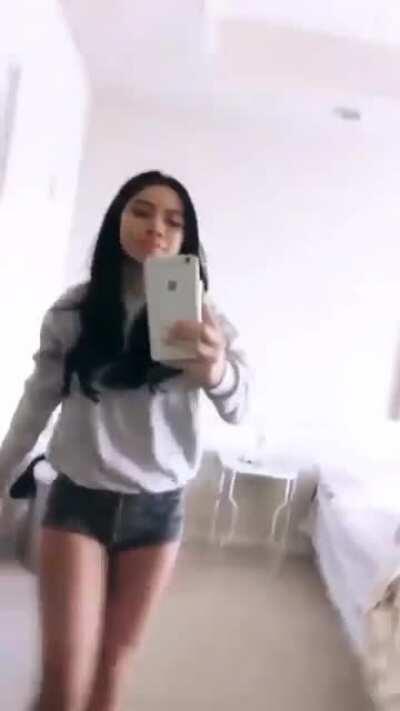 Love the way she moves her hips. 🍑🍑