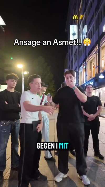 Einer macht Ansage an asmet und wird danach gepackt