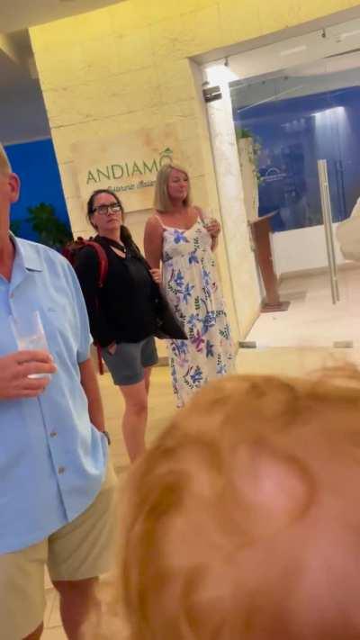 Karens bullying Restaurant Staff