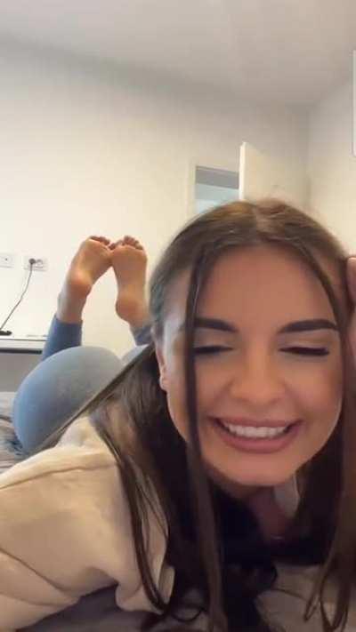 Dm me to share feet pics