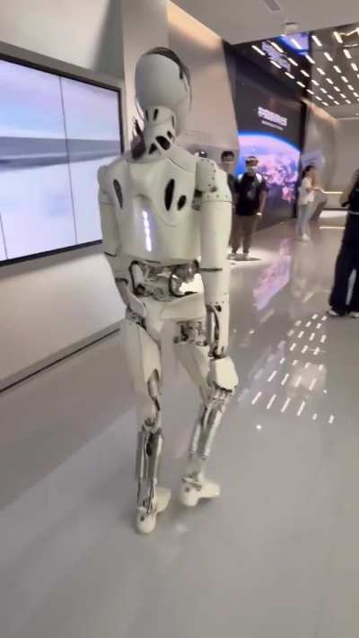 Xpeng’s humanoid robot is giving me a tour of its HQ experience right now. Staff said there’s zero teleportation.