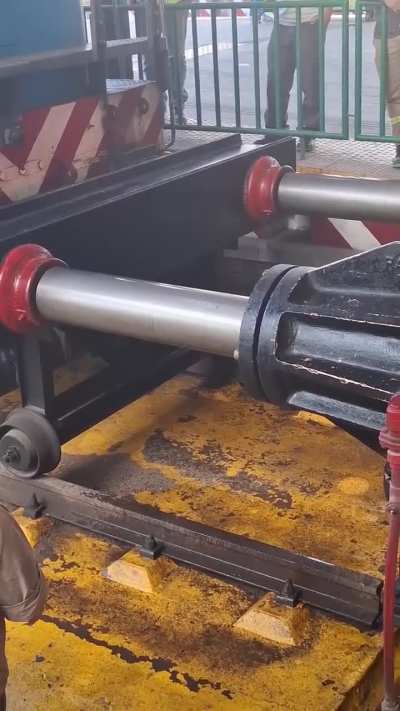 Revisando los paragolpes en Plaza Constitución