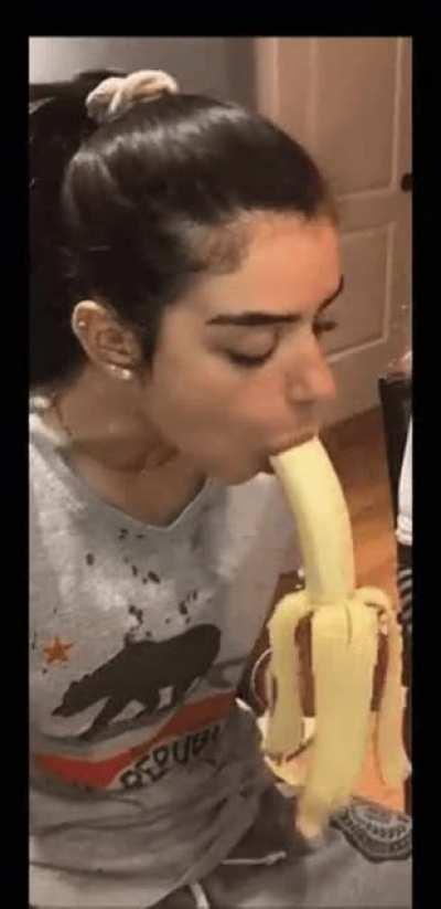 Dixie D’Amelio showing us of of her special skills