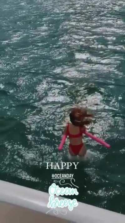 Larissa Manoela de biquíni