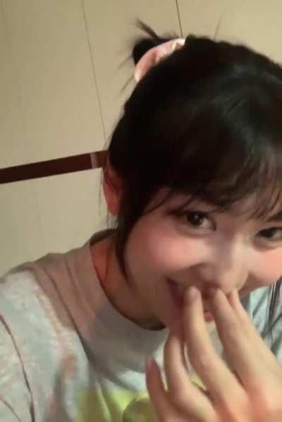 210514 - Momo's face when she's up to no good