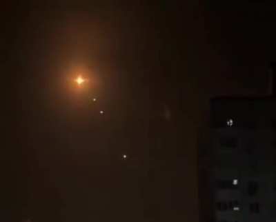 Apparent intercept of one ballistic missile over Kyiv night of 5-6 June, footage (alas) cuts before it's clear what happens to the 2nd one apparently incoming.