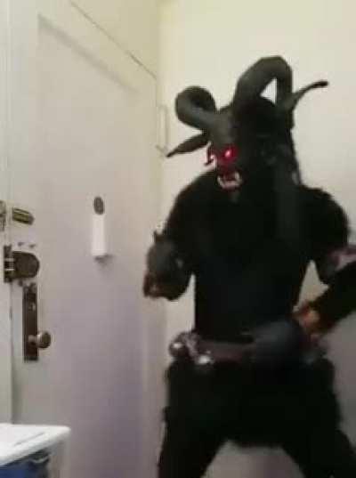 Los metaleros: el diablo no escucha puterias. El diablo: