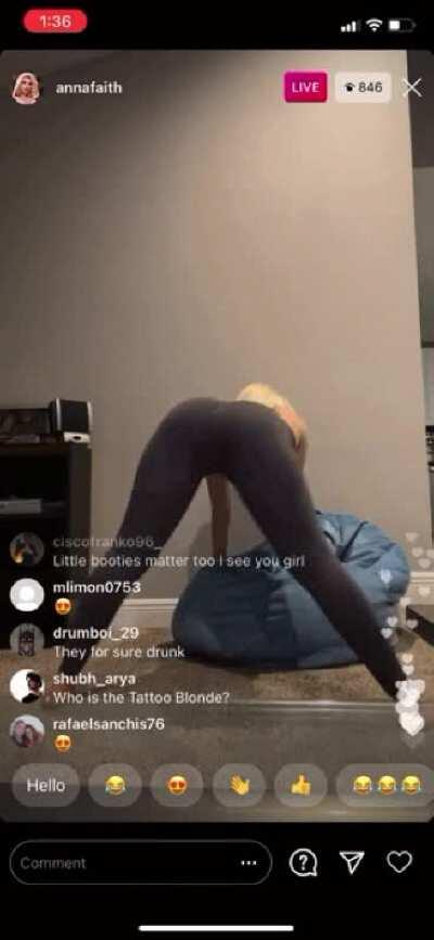 Made a gif of her shaking her cheeks🍑