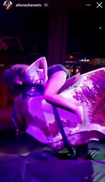 AllonaShareeTV bull riding 😍