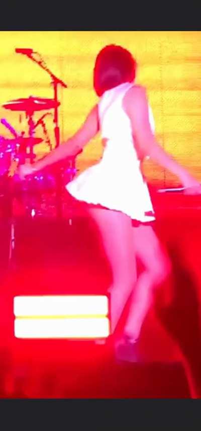 Dua lipa shaking ass 