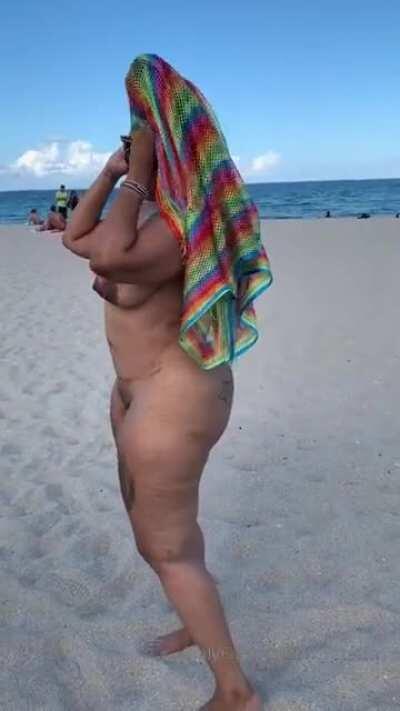 She just take it all off in public🤣