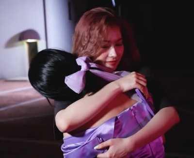 211015 - Sana tries to kiss Jihyo while hugging her