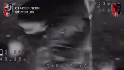 A Ukrainian FPV pilot of the 63rd Mechanized Brigade attacks Russian soldiers trying to avoid detection in anti-drone thermal cloaks.