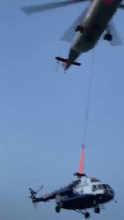 Mi-26 delivering Mi-8 home after an accident