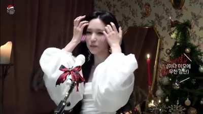 When you're overwhelmed by Mina's beauty