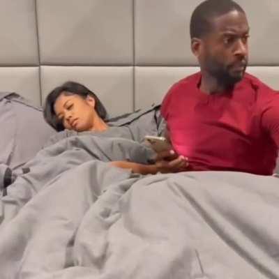 Каждая женщина хочет знать что происходит в телефоне её мужчины)))