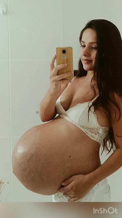 Examples of Girls Pregnant with Twins!