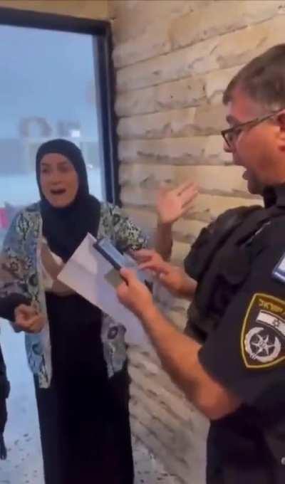   Живущая в Израиле фанатка Хамас отмечала нападение на Израиль в своей соцсети.

  Полицейский цитирует её пост, а так же решение о депортации обратно в Газу...

  Чувство гордости, восторга и радости вырывается из уст поклонницы. 