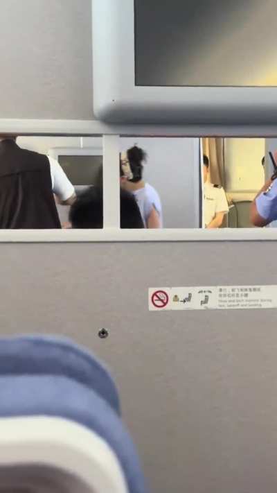 8月15日，重庆，孩子在飞机上哭闹往头等舱跑！孩子妈妈不但不制止，竟说：有空位为什么不行？最终导致飞机延误1小时引发众怒