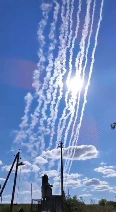 Massive launch of Ukrainian HIMARS/M270 rockets towards Russian targets in unknown direction [September 2022]