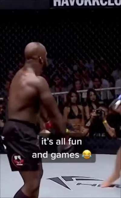 Dummy clownin’ in the middle of a professional fight gets his ass knocked out 😂